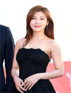 扒开粉嫩尿口露出大胸美女